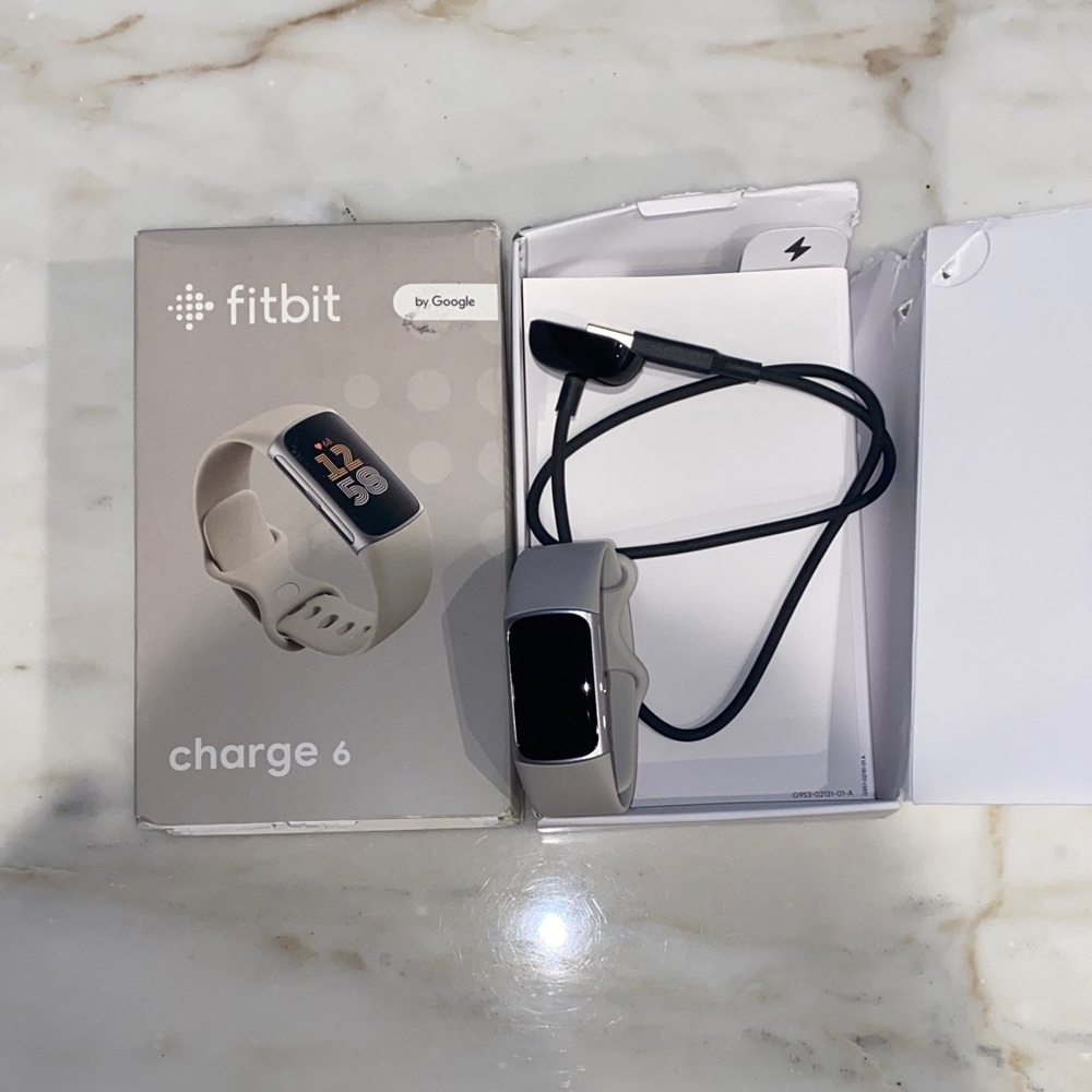 Fitbit Charge 6 Smartwatch - Silver